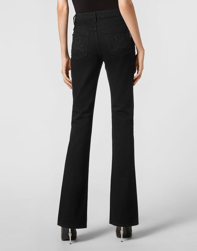 Stretch stone washed denim 5 pocket broek met het lurex borduursel van Skull&Bones op de achterzakken. Enkele metalen knoopsluiting. Pasvorm: High Waist Flare.