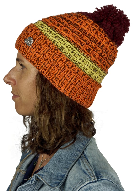 Unisex Wintermuts met Pompon en lichte Fleecevoering GUGGEN Berghoed K109
STIJLVOLLE en GEZELLIG WARME gebreide muts met FLEECE VOERING van GUGGEN MOUNTAIN. De mutsen zijn voorzien van een zachte, comfortabele gedeeltelijke voering (de voering zit op oorhoogte, net als een hoofdband).
UNISEX en ONE-SIZE (one size fits all) hoed past de meeste mensen perfect, dankzij het hoogwaardige elastische materiaal van dit model.
100% polyacryl; Voering 100% polyester
Modelnummer: K109
De dop is gemaakt van eersteklas POLYACRYL dat de volgende eigenschappen combineert: COMFORT, ELASTICITEIT en ADEMEND VERMOGEN. De stof is zeer zacht en voelt prettig aan op de huid.
Deze dames- of herenmuts is GEMAKKELIJK te COMBINEREN met andere winterkleding. Of u de pet nu draagt bij casual streetwear, vrijetijdskleding, werkkleding of sportkleding: de pet zit perfect en is een stijlvol accessoire.
Dameshoeden en herenhoeden zijn het IDEALE CADEAU voor uw dierbaren. Deze hoed is voor iedereen geschikt, vooral op koude dagen in de lente, herfst of winter.