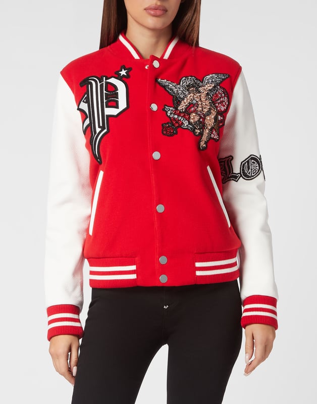 Entdecken Sie den Stil von Plein mit dieser Uniformjacke aus Leder und Viskosematerial. Sehen Sie sich die unverwechselbaren Love Angel-Details an.   Wollmischgewebe und Leder mit Hirschmotiv   Aufgenähte, mit Love Angel verzierte Patches auf der Vorderseite, den Ärmeln und der Rückseite   Druckknöpfe   Zwei Eingrifftaschen   Rippstrickbündchen an den Säumen   Gesprenkeltes Futter mit Rautensteppung