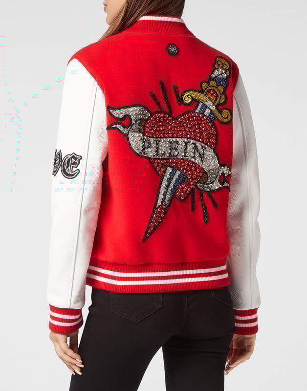 Entdecken Sie den Stil von Plein mit dieser Uniformjacke aus Leder und Viskosematerial. Sehen Sie sich die unverwechselbaren Love Angel-Details an.   Wollmischgewebe und Leder mit Hirschmotiv   Aufgenähte, mit Love Angel verzierte Patches auf der Vorderseite, den Ärmeln und der Rückseite   Druckknöpfe   Zwei Eingrifftaschen   Rippstrickbündchen an den Säumen   Gesprenkeltes Futter mit Rautensteppung