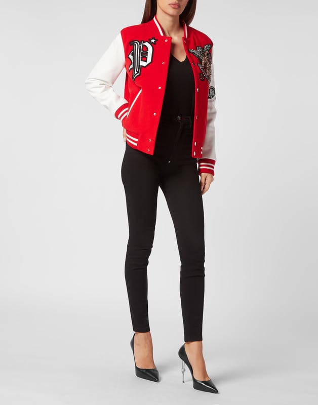 Entdecken Sie den Stil von Plein mit dieser Uniformjacke aus Leder und Viskosematerial. Sehen Sie sich die unverwechselbaren Love Angel-Details an.   Wollmischgewebe und Leder mit Hirschmotiv   Aufgenähte, mit Love Angel verzierte Patches auf der Vorderseite, den Ärmeln und der Rückseite   Druckknöpfe   Zwei Eingrifftaschen   Rippstrickbündchen an den Säumen   Gesprenkeltes Futter mit Rautensteppung