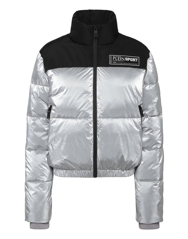 Entdecken Sie diese gepolsterte und isolierende Bomberjacke, die sich für die Zeit vor und nach Ihren Trainingseinheiten eignet. Warm, leicht und optimaler Schutz.   Glänzendes, gepolstertes und gestepptes Nylon   Logoisierter, gummierter Aufnäher auf der linken Brust   Einsatz aus mattem Nylon   Reißverschluss   Schlitztaschen mit Reißverschluss   Bündchen mit Klettverschluss   Innenfutter   Daunenisolierung