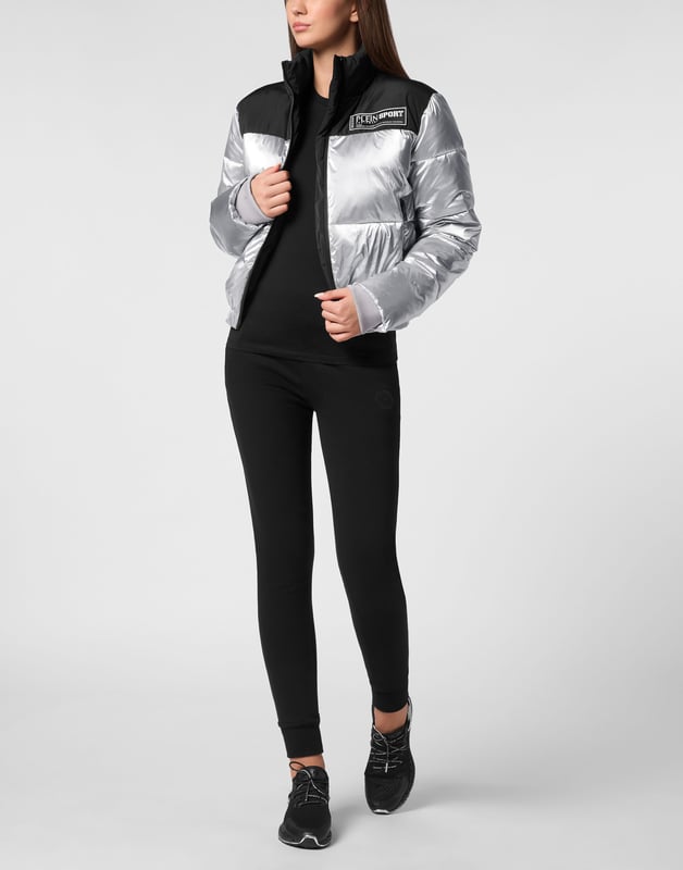 Entdecken Sie diese gepolsterte und isolierende Bomberjacke, die sich für die Zeit vor und nach Ihren Trainingseinheiten eignet. Warm, leicht und optimaler Schutz.   Glänzendes, gepolstertes und gestepptes Nylon   Logoisierter, gummierter Aufnäher auf der linken Brust   Einsatz aus mattem Nylon   Reißverschluss   Schlitztaschen mit Reißverschluss   Bündchen mit Klettverschluss   Innenfutter   Daunenisolierung