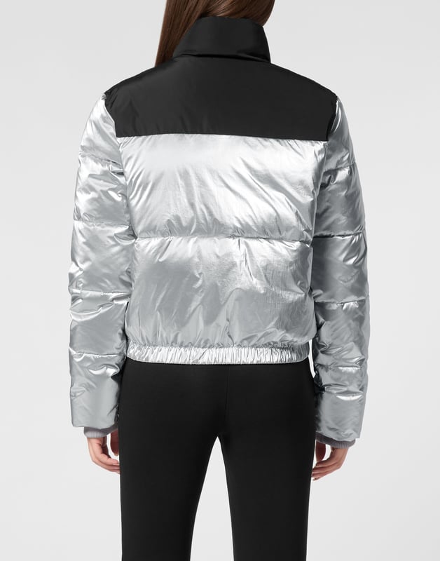 Entdecken Sie diese gepolsterte und isolierende Bomberjacke, die sich für die Zeit vor und nach Ihren Trainingseinheiten eignet. Warm, leicht und optimaler Schutz.   Glänzendes, gepolstertes und gestepptes Nylon   Logoisierter, gummierter Aufnäher auf der linken Brust   Einsatz aus mattem Nylon   Reißverschluss   Schlitztaschen mit Reißverschluss   Bündchen mit Klettverschluss   Innenfutter   Daunenisolierung
