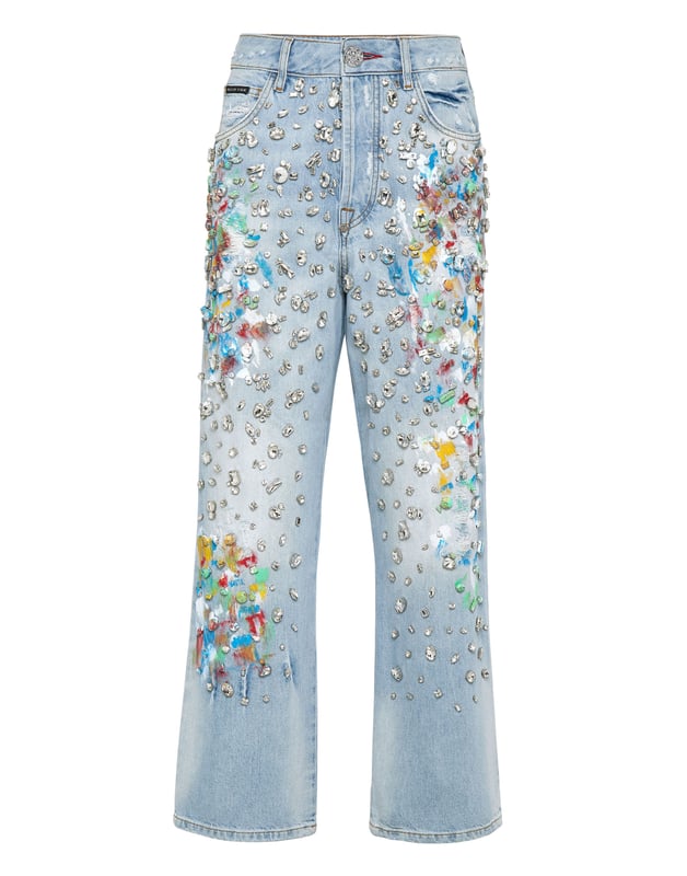 mit Schmucksteinen  Wenn Sie originell sein wollen, empfehlen wir Ihnen diese 5-Pocket-Hose aus stonewashed Denim mit platzierten Abnutzungserscheinungen und wertvollen Details. Erfahren Sie mehr.   Stonewashed-Denim in Distressed-Optik   Montierte Strasssteine   Handbemalte Farbpinsel   Einzelner Schmuckknopf aus Metall   Passform: High Rise