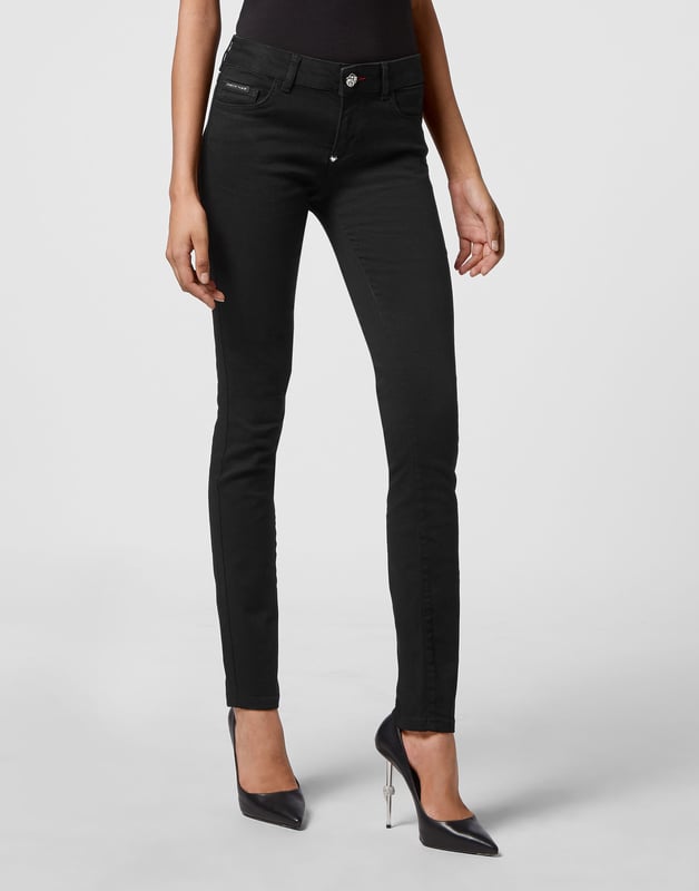 Stretch-Jeggings aus gewaschenem Denim mit 5 Taschen. Einzelner Metallknopfverschluss.
