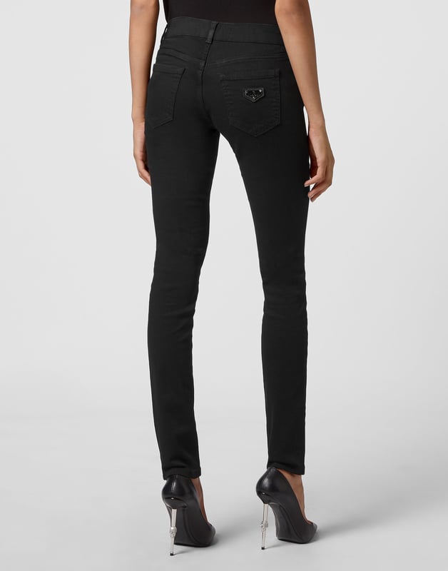 Stretch-Jeggings aus gewaschenem Denim mit 5 Taschen. Einzelner Metallknopfverschluss.