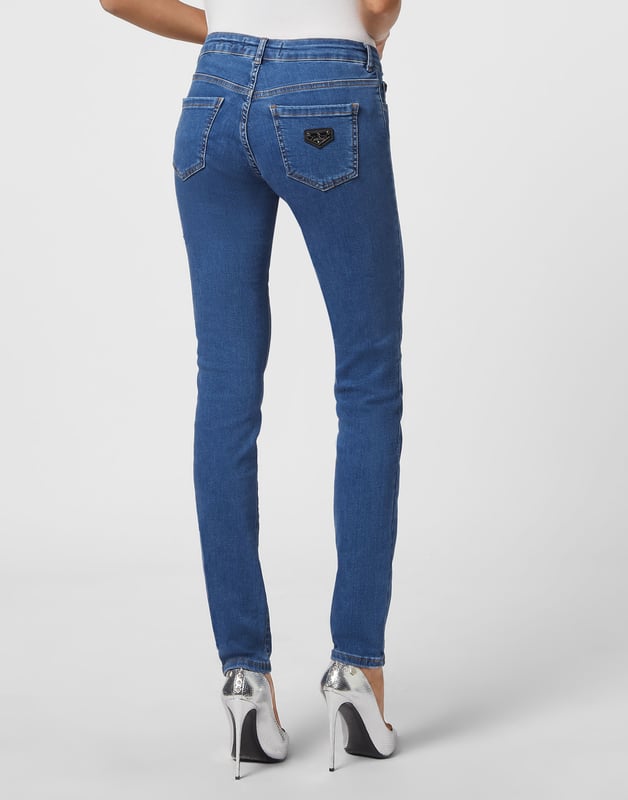 Stretch stone washed denim 5 pocket jeggings. Enkele metalen knoopsluiting.