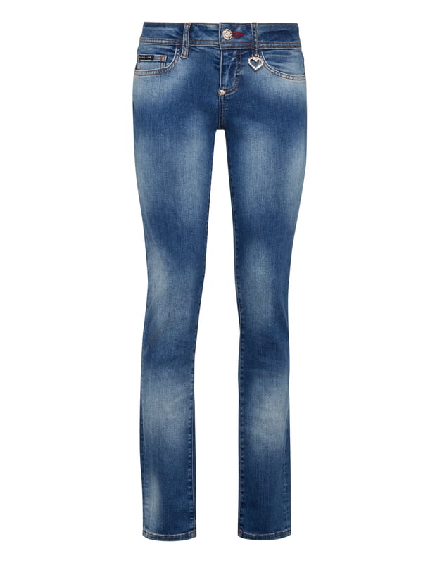 Deze stretch denim 5 pocketbroek met stone washed look is eenvoudig en basic en past perfect bij de meeste outfits. Een strass hart is aangebracht naast de linker voorzak. Enkele metalen knoopsluiting. Het iconische zeshoekige logo is op de rechterachterzak genaaid. Onderkant: 30 cm. Pasvorm: Slank.