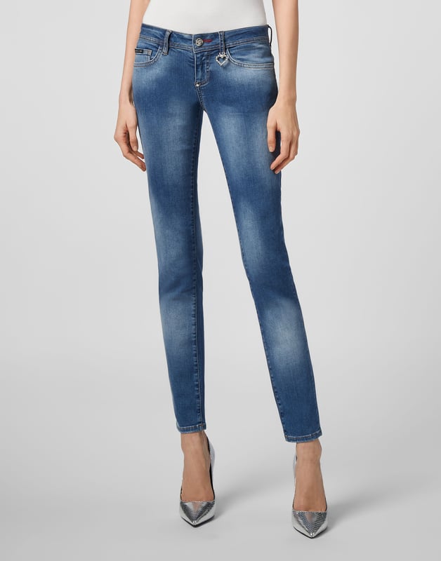 Deze stretch denim 5 pocketbroek met stone washed look is eenvoudig en basic en past perfect bij de meeste outfits. Een strass hart is aangebracht naast de linker voorzak. Enkele metalen knoopsluiting. Het iconische zeshoekige logo is op de rechterachterzak genaaid. Onderkant: 30 cm. Pasvorm: Slank.