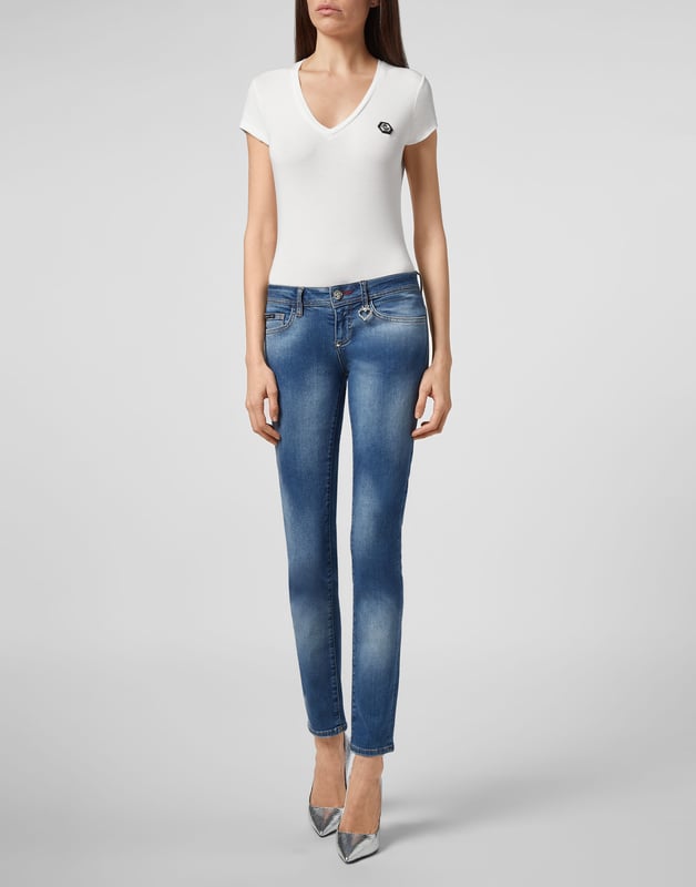 Deze stretch denim 5 pocketbroek met stone washed look is eenvoudig en basic en past perfect bij de meeste outfits. Een strass hart is aangebracht naast de linker voorzak. Enkele metalen knoopsluiting. Het iconische zeshoekige logo is op de rechterachterzak genaaid. Onderkant: 30 cm. Pasvorm: Slank.