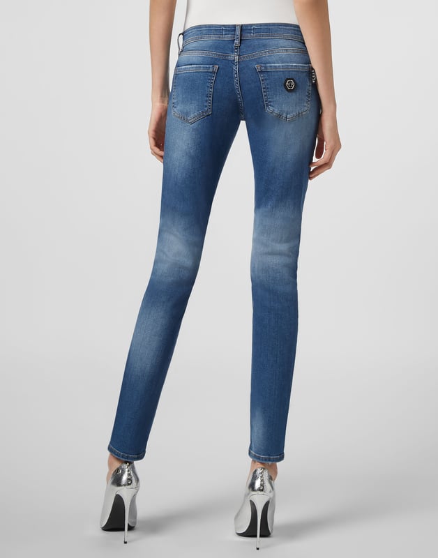 Deze stretch denim 5 pocketbroek met stone washed look is eenvoudig en basic en past perfect bij de meeste outfits. Een strass hart is aangebracht naast de linker voorzak. Enkele metalen knoopsluiting. Het iconische zeshoekige logo is op de rechterachterzak genaaid. Onderkant: 30 cm. Pasvorm: Slank.