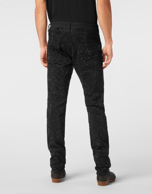 Olvídese de la rutina y elija algo totalmente original como estos vaqueros de fuerte carácter.                                                                 Denim con efecto desgastado   Decoración de pedrería   Un solo botón de metal   Parche con logotipo cosido en la parte trasera   Ajuste: Super Straight