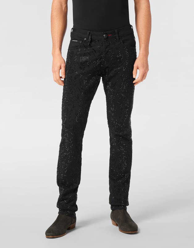 Olvídese de la rutina y elija algo totalmente original como estos vaqueros de fuerte carácter.                                                                 Denim con efecto desgastado   Decoración de pedrería   Un solo botón de metal   Parche con logotipo cosido en la parte trasera   Ajuste: Super Straight