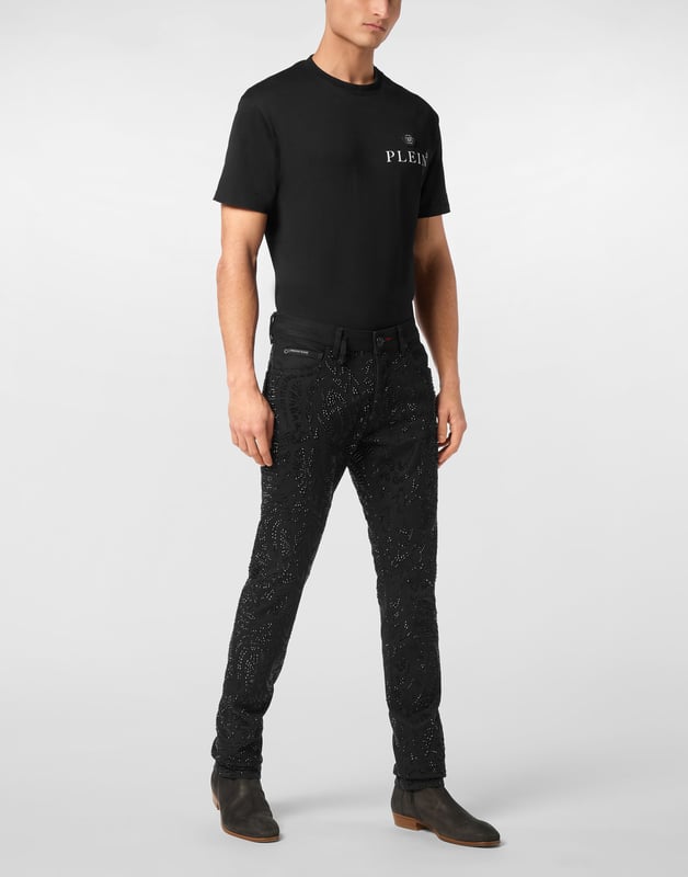 Olvídese de la rutina y elija algo totalmente original como estos vaqueros de fuerte carácter.                                                                 Denim con efecto desgastado   Decoración de pedrería   Un solo botón de metal   Parche con logotipo cosido en la parte trasera   Ajuste: Super Straight