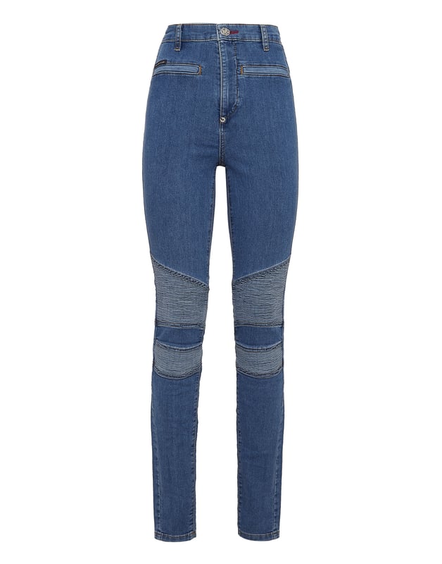 Pantalón jegging de 5 bolsillos en denim elástico lavado a la piedra. Inserciones de denim acanalado. Cierre con un solo botón metálico. El parche de PP Hexágono está cosido en el bolsillo trasero derecho. Fondo: 28 cm. Corte: Cintura muy alta.