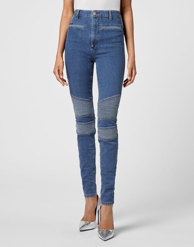 Pantalón jegging de 5 bolsillos en denim elástico lavado a la piedra. Inserciones de denim acanalado. Cierre con un solo botón metálico. El parche de PP Hexágono está cosido en el bolsillo trasero derecho. Fondo: 28 cm. Corte: Cintura muy alta.