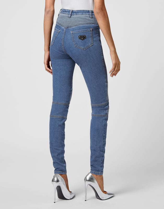 Pantalón jegging de 5 bolsillos en denim elástico lavado a la piedra. Inserciones de denim acanalado. Cierre con un solo botón metálico. El parche de PP Hexágono está cosido en el bolsillo trasero derecho. Fondo: 28 cm. Corte: Cintura muy alta.