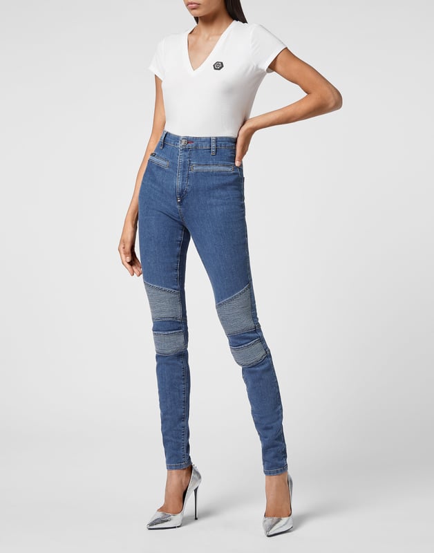 Pantalón jegging de 5 bolsillos en denim elástico lavado a la piedra. Inserciones de denim acanalado. Cierre con un solo botón metálico. El parche de PP Hexágono está cosido en el bolsillo trasero derecho. Fondo: 28 cm. Corte: Cintura muy alta.