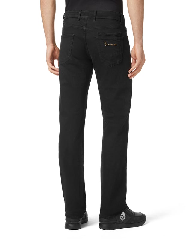 Eleva tu vestuario con estos vaqueros para hombre en azul oscuro.  Corte regular para la máxima comodidad  Único detalle de cremallera trasera para un toque moderno  Estilo versátil perfecto para cualquier ocasión  Fabricados para ofrecer durabilidad y un atractivo atemporal.