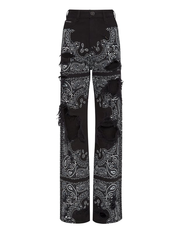 Sie wollen auffallen? Dann empfehlen wir Ihnen diese 5-Taschen-Hose aus steingewaschenem Denim mit dem Paisley-Print im Bandanna-Stil. Erfahren Sie mehr.                                                                 Stone Washed Denim mit platziertem Paisley-Print im Bandanna-Stil und Rissen    PP-Sechseck auf einem auf die rechte Gesäßtasche aufgenähten Saffianleder-Patch    Einzelner Knopf mit mattem Metallschmuck    Passform: Palast