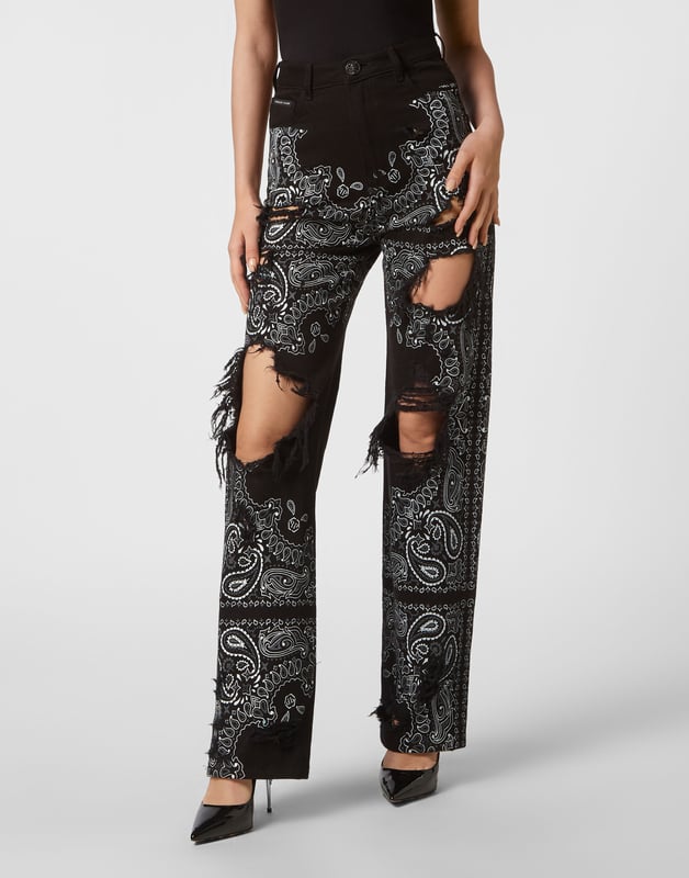Sie wollen auffallen? Dann empfehlen wir Ihnen diese 5-Taschen-Hose aus steingewaschenem Denim mit dem Paisley-Print im Bandanna-Stil. Erfahren Sie mehr.                                                                 Stone Washed Denim mit platziertem Paisley-Print im Bandanna-Stil und Rissen    PP-Sechseck auf einem auf die rechte Gesäßtasche aufgenähten Saffianleder-Patch    Einzelner Knopf mit mattem Metallschmuck    Passform: Palast