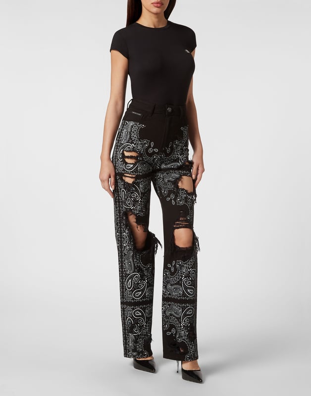 Sie wollen auffallen? Dann empfehlen wir Ihnen diese 5-Taschen-Hose aus steingewaschenem Denim mit dem Paisley-Print im Bandanna-Stil. Erfahren Sie mehr.                                                                 Stone Washed Denim mit platziertem Paisley-Print im Bandanna-Stil und Rissen    PP-Sechseck auf einem auf die rechte Gesäßtasche aufgenähten Saffianleder-Patch    Einzelner Knopf mit mattem Metallschmuck    Passform: Palast