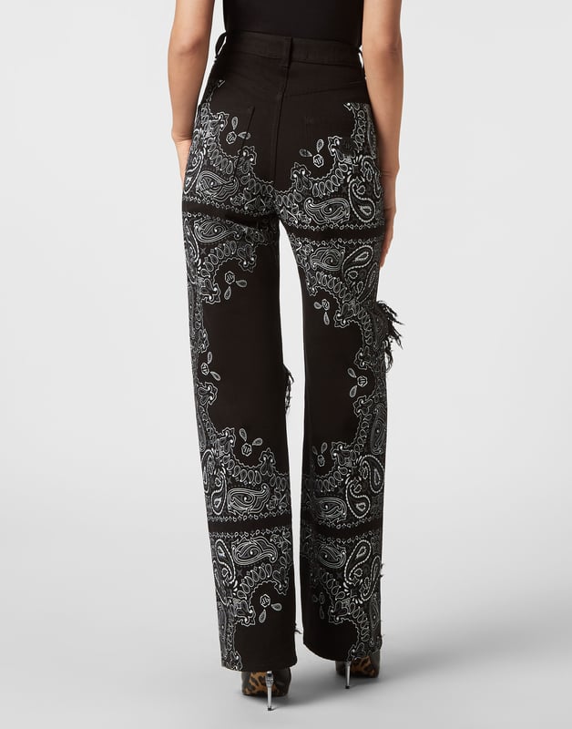 Sie wollen auffallen? Dann empfehlen wir Ihnen diese 5-Taschen-Hose aus steingewaschenem Denim mit dem Paisley-Print im Bandanna-Stil. Erfahren Sie mehr.                                                                 Stone Washed Denim mit platziertem Paisley-Print im Bandanna-Stil und Rissen    PP-Sechseck auf einem auf die rechte Gesäßtasche aufgenähten Saffianleder-Patch    Einzelner Knopf mit mattem Metallschmuck    Passform: Palast