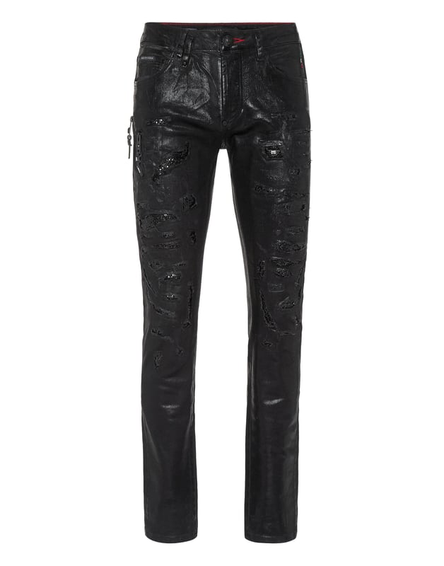 Para su conjunto le recomendamos estos pantalones vaqueros de 5 bolsillos con elementos preciosos.                                                                 Tejido vaquero revestido con desgaste y rasgaduras   Desgaste remendado con parches enjoyados   Dos cremalleras decorativas   Un solo botón metálico   Hexágono de PP en un parche de cuero cosido en el bolsillo trasero derecho   Ajuste: Rock Star