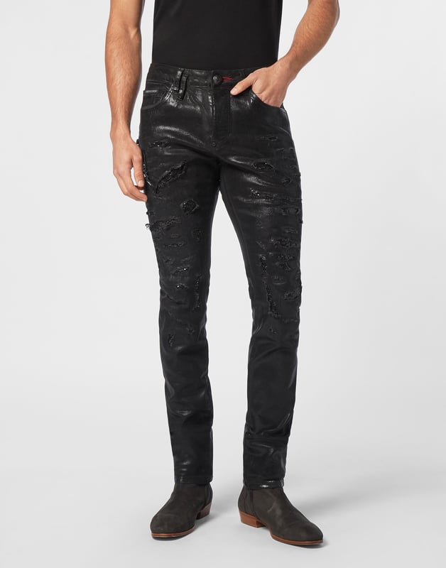 Para su conjunto le recomendamos estos pantalones vaqueros de 5 bolsillos con elementos preciosos.                                                                 Tejido vaquero revestido con desgaste y rasgaduras   Desgaste remendado con parches enjoyados   Dos cremalleras decorativas   Un solo botón metálico   Hexágono de PP en un parche de cuero cosido en el bolsillo trasero derecho   Ajuste: Rock Star