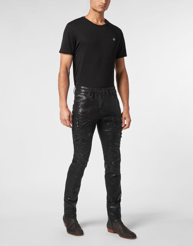 Para su conjunto le recomendamos estos pantalones vaqueros de 5 bolsillos con elementos preciosos.                                                                 Tejido vaquero revestido con desgaste y rasgaduras   Desgaste remendado con parches enjoyados   Dos cremalleras decorativas   Un solo botón metálico   Hexágono de PP en un parche de cuero cosido en el bolsillo trasero derecho   Ajuste: Rock Star