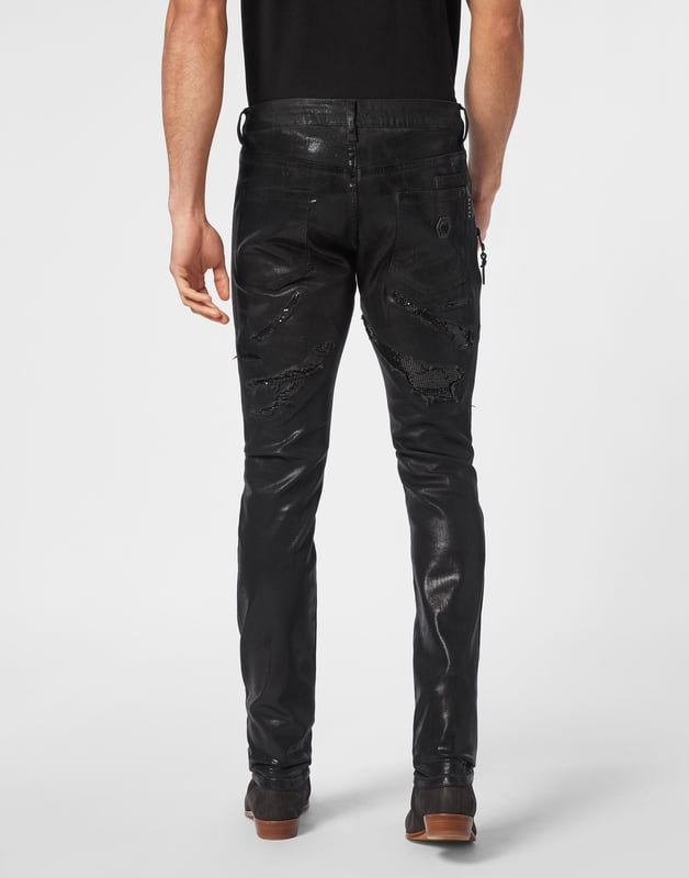 Para su conjunto le recomendamos estos pantalones vaqueros de 5 bolsillos con elementos preciosos.                                                                 Tejido vaquero revestido con desgaste y rasgaduras   Desgaste remendado con parches enjoyados   Dos cremalleras decorativas   Un solo botón metálico   Hexágono de PP en un parche de cuero cosido en el bolsillo trasero derecho   Ajuste: Rock Star