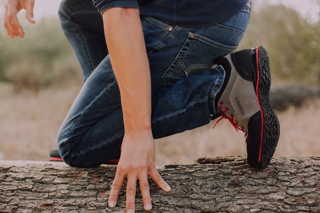 "GUGGEN Mountain trekking- en wandelschoenen voor heren PT023

Niemand die van wandel- en trekkingtochten houdt, zou het zonder de juiste uitrusting moeten stellen. De ontwerpers van Guggen Mountain lijken er ook zo over te denken. Met dit model heb je een lichte, betrouwbare naderingsschoen gecreëerd die ideaal is om je duurzame ondersteuning te bieden tijdens je volgende trekking- en wandeltochten.

Zelfs als u meer enthousiast bent over klassiek wandelen of spontane wandelingen met optimale houvast, krijgt u met dit model waar voor uw geld. Kortom: dit is een schoen die zich aanpast aan jouw wensen en die gebruikt kan worden bij een grote verscheidenheid aan sportieve activiteiten. Een schoen waar u op kunt vertrouwen.

Natuurlijk hoef je niet zonder een aantrekkelijke uitstraling te doen. Vooral in de sportaccessoiressector is functionaliteit immers bijzonder belangrijk om met plezier een hobby te kunnen uitoefenen en van nieuwe uitdagingen te houden. Daarom doet dit model geen concessies als het gaat om een ​​hoog en betrouwbaar gebruikscomfort.

Hier kan het zeker de moeite waard zijn om de kwaliteit van de schoen tijdens eenvoudige bergtochten te testen. De hoogwaardige zool geeft je een veilige grip, terwijl de gebruikte materialen zich comfortabel tegen je voet nestelen. De perfecte combinatie van lichtheid, stabiliteit en aanpassingsvermogen aan uw bewegingen.
De schoenen uit de serie "Performance Line" zijn bedoeld voor de meer ambitieuze wandelaar die de intensiteit van zijn excursies wil verhogen. De ideale schoen voor de route van beginners tot gevorderde vrijetijdswandelaars, die op dit gebied niets te wensen overlaat op het gebied van kwaliteit en stabiliteit.
De verschillende modellen maken onder meer indruk met hun hoogwaardige zolen en de daarmee gepaard gaande hoge duurzaamheid. Zelfs wandelen op tamelijk oneffen routes vormt met de artikelen uit de serie "Performance Line" geen grote uitdaging.

Schoenen uit deze serie zijn perfect om je te ondersteunen tijdens eenvoudige tot middelzware wandelingen. Maar ze kunnen uiteraard ook gebruikt worden in combinatie met iets zwaardere bergtochten.

Vooral als je niet regelmatig tochten in de bergen maakt, maar wel enthousiast bent over een aangename, stevige mix van bergtochten en wandelingen, moet je deze categorie eens nader bekijken. Hier vindt u de juiste schoenen om uw hobby nog ambitieuzer en met topuitrusting te kunnen uitoefenen.

Wij bij GUGGEN Mountain zijn er zeker van dat onze producten uit de "Performance Line" u zullen inspireren.

    Waterdicht dankzij het nieuwste membraan
    Versterkte hielzone
    Versterkte neus met rubberen dop
    Laag gewicht van slechts 420 gram (schoenmaat EU 42)
    Buitenhuid van leer
    aanpak schoen
"