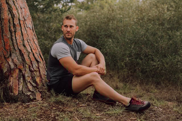 "GUGGEN Mountain trekking- en wandelschoenen voor heren PT023

Niemand die van wandel- en trekkingtochten houdt, zou het zonder de juiste uitrusting moeten stellen. De ontwerpers van Guggen Mountain lijken er ook zo over te denken. Met dit model heb je een lichte, betrouwbare naderingsschoen gecreëerd die ideaal is om je duurzame ondersteuning te bieden tijdens je volgende trekking- en wandeltochten.

Zelfs als u meer enthousiast bent over klassiek wandelen of spontane wandelingen met optimale houvast, krijgt u met dit model waar voor uw geld. Kortom: dit is een schoen die zich aanpast aan jouw wensen en die gebruikt kan worden bij een grote verscheidenheid aan sportieve activiteiten. Een schoen waar u op kunt vertrouwen.

Natuurlijk hoef je niet zonder een aantrekkelijke uitstraling te doen. Vooral in de sportaccessoiressector is functionaliteit immers bijzonder belangrijk om met plezier een hobby te kunnen uitoefenen en van nieuwe uitdagingen te houden. Daarom doet dit model geen concessies als het gaat om een ​​hoog en betrouwbaar gebruikscomfort.

Hier kan het zeker de moeite waard zijn om de kwaliteit van de schoen tijdens eenvoudige bergtochten te testen. De hoogwaardige zool geeft je een veilige grip, terwijl de gebruikte materialen zich comfortabel tegen je voet nestelen. De perfecte combinatie van lichtheid, stabiliteit en aanpassingsvermogen aan uw bewegingen.
De schoenen uit de serie "Performance Line" zijn bedoeld voor de meer ambitieuze wandelaar die de intensiteit van zijn excursies wil verhogen. De ideale schoen voor de route van beginners tot gevorderde vrijetijdswandelaars, die op dit gebied niets te wensen overlaat op het gebied van kwaliteit en stabiliteit.
De verschillende modellen maken onder meer indruk met hun hoogwaardige zolen en de daarmee gepaard gaande hoge duurzaamheid. Zelfs wandelen op tamelijk oneffen routes vormt met de artikelen uit de serie "Performance Line" geen grote uitdaging.

Schoenen uit deze serie zijn perfect om je te ondersteunen tijdens eenvoudige tot middelzware wandelingen. Maar ze kunnen uiteraard ook gebruikt worden in combinatie met iets zwaardere bergtochten.

Vooral als je niet regelmatig tochten in de bergen maakt, maar wel enthousiast bent over een aangename, stevige mix van bergtochten en wandelingen, moet je deze categorie eens nader bekijken. Hier vindt u de juiste schoenen om uw hobby nog ambitieuzer en met topuitrusting te kunnen uitoefenen.

Wij bij GUGGEN Mountain zijn er zeker van dat onze producten uit de "Performance Line" u zullen inspireren.

    Waterdicht dankzij het nieuwste membraan
    Versterkte hielzone
    Versterkte neus met rubberen dop
    Laag gewicht van slechts 420 gram (schoenmaat EU 42)
    Buitenhuid van leer
    aanpak schoen
"