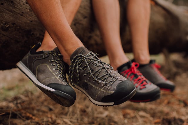 "GUGGEN Mountain wandel- en trekkingschoenen voor heren HPC54


Zin in een echt lichtgewicht uit de range van trekkingschoenen? Dan mag je dit model van Guggen Mountain niet missen. Hij heeft niet alleen een laag gewicht van 465 gram (een schoen in maat 42), maar overtuigt ook door een aantrekkelijke casual look. Uw voordeel: u kunt dit model niet alleen dragen tijdens het wandelen of wandelen, maar ook tijdens het winkelen in de stad zonder problemen.

Als u op zoek bent naar een schoen die u niet alleen bij sportieve uitdagingen begeleidt, dan krijgt u met dit model waar voor uw geld! Combineer de schoen eenvoudig met een klassieke blauwe jeans en creëer een outfit die niet alleen sportief is, maar ook ontzettend modern!

Uiteraard wordt ook aan de hoogste eisen voldaan in verband met de geboden comfortfactor. Dit komt onder meer tot uiting in de hoogwaardige rubberen zool, die zorgt voor een betrouwbare grip - zelfs op oneffen ondergrond.

Met deze schoen krijg je een echte allrounder die je op verschillende gebieden van het dagelijks leven zal begeleiden. Dankzij de hoogwaardige materialen profiteer je bovendien van een betrouwbare pasvorm, die je ook bij sportievere excursies en bij spontane bewegingen niet in de steek laat.

Hier spreekt de naam voor zich! De "High Performance Line" van Guggen Mountain biedt niet alleen betrouwbare grip, maar ook onder andere Vibram-zolen. Dit betekent dat wandelen of lopen op tamelijk oneffen terrein geen grote uitdaging meer is.
Hier ontmoeten hoogwaardige materialen en hoogwaardige afwerking elkaar. In deze context profiteert de gebruiker van schoenen die flexibel zijn en op vrijwel alle gebieden kunnen worden gebruikt.
Vooral als je regelmatig in de bergen bent en je steeds verder laat drijven door een hoog sportief ambitieniveau, vind je hier zeker de juiste modellen.

Bijzonder ambitieuze wandelaars die altijd op zoek zijn naar nieuwe uitdagingen waarderen een dergelijke hoogwaardige schoen. De modellen uit de serie "High Performance Line" bieden je een ideale combinatie van alle eigenschappen die je associeert met een betrouwbare wandelschoen. Je geniet van een hoog gebruikscomfort, aangename materialen en maximaal sportief comfort – waar je pad je ook brengt.

Wij bij GUGGEN Mountain zijn ervan overtuigd dat onze producten uit de "High Performance Line" u zullen inspireren.

    Waterdicht dankzij het nieuwste membraan
    Versterkte neus met rubberen dop
    Laag gewicht van slechts 465 gram (schoenmaat EU 42)
    Buitenhuid van leer
    Gefabriceerd in de EU
    allrounder
    aanpak schoen
"