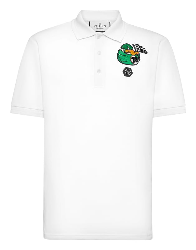 Discover the originality of this cotton piqué short sleeve polo shirt decorated with the Brand’s iconic elements.   Cotton piqué   Embroidered patch   Logoed patch sewn at left chest   Logoed buttons   Rib knit collar and cuffs    Two side slits
