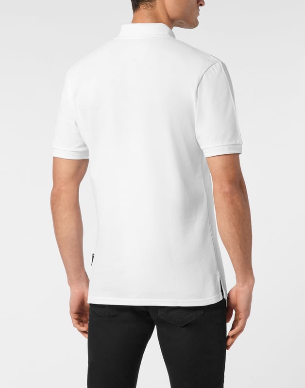 Discover the originality of this cotton piqué short sleeve polo shirt decorated with the Brand’s iconic elements.   Cotton piqué   Embroidered patch   Logoed patch sewn at left chest   Logoed buttons   Rib knit collar and cuffs    Two side slits