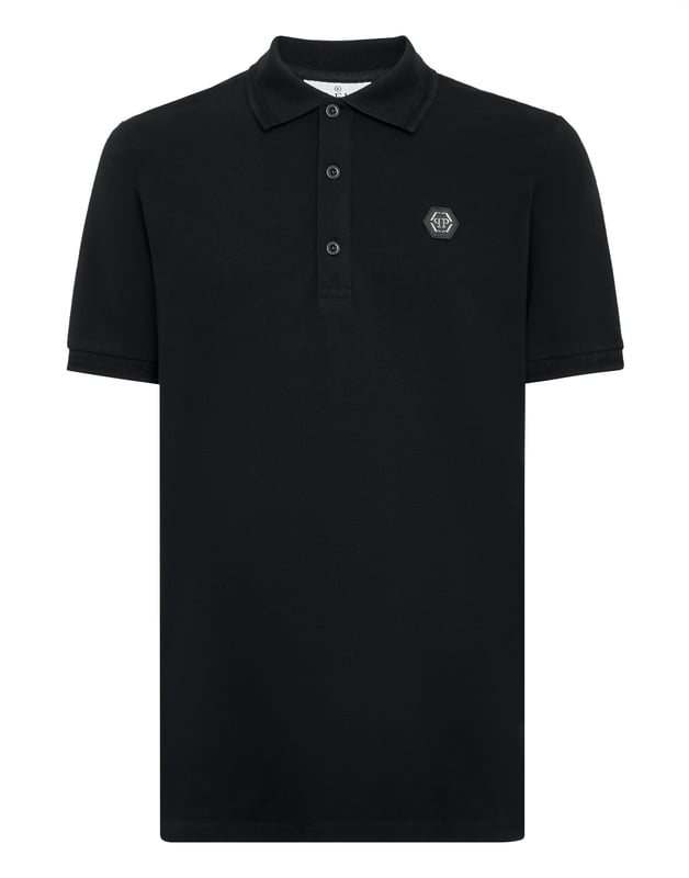 Descubra la originalidad de este polo de manga corta de algodón piqué decorado con peculiares dibujos.   Algodón piqué   Un estampado en la espalda representa dos serpientes entrelazadas entre la icónica calavera y la marca   Hexágono del PP en un parche de cuero saffiano cosido en el pecho izquierdo   Botones con logotipo   Cuello y puños de punto de canalé de chevron   Dos aberturas laterales