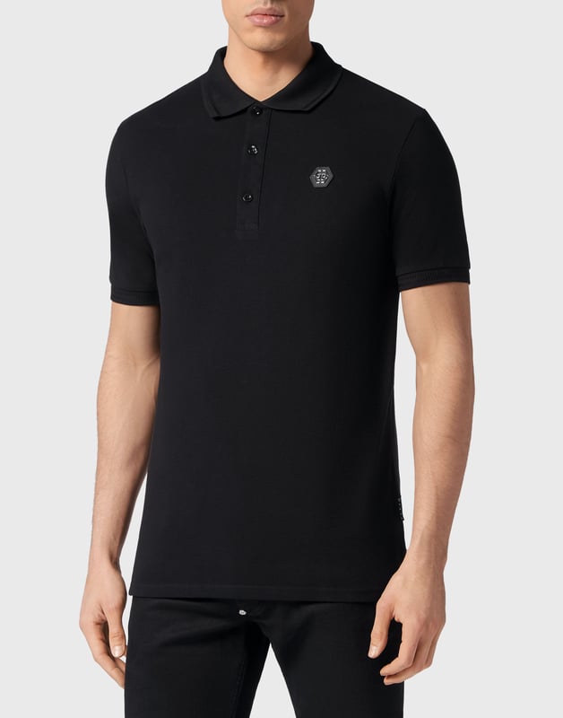 Descubra la originalidad de este polo de manga corta de algodón piqué decorado con peculiares dibujos.   Algodón piqué   Un estampado en la espalda representa dos serpientes entrelazadas entre la icónica calavera y la marca   Hexágono del PP en un parche de cuero saffiano cosido en el pecho izquierdo   Botones con logotipo   Cuello y puños de punto de canalé de chevron   Dos aberturas laterales