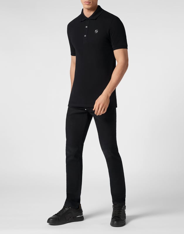 Descubra la originalidad de este polo de manga corta de algodón piqué decorado con peculiares dibujos.   Algodón piqué   Un estampado en la espalda representa dos serpientes entrelazadas entre la icónica calavera y la marca   Hexágono del PP en un parche de cuero saffiano cosido en el pecho izquierdo   Botones con logotipo   Cuello y puños de punto de canalé de chevron   Dos aberturas laterales