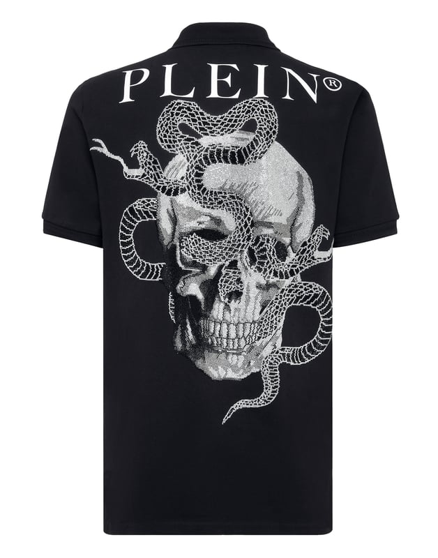 Descubra la originalidad de este polo de manga corta de algodón piqué decorado con peculiares dibujos.   Algodón piqué   Un estampado en la espalda representa dos serpientes entrelazadas entre la icónica calavera y la marca   Hexágono del PP en un parche de cuero saffiano cosido en el pecho izquierdo   Botones con logotipo   Cuello y puños de punto de canalé de chevron   Dos aberturas laterales