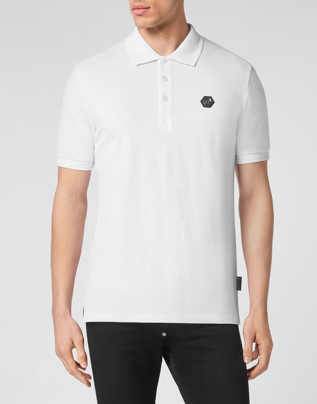 Entdecken Sie die Originalität dieses kurzärmeligen Poloshirts aus Baumwollpiqué, das mit dem ikonischen Totenkopf verziert ist.   Baumwoll-Piqué   Der ikonische barocke, strassbesetzte Skull-Print auf dem Rücken   PP-Sechseck auf einem aufgenähten Aufnäher aus Saffianleder auf der linken Brust   Knöpfe mit Logo   Kragen und Manschetten im Chevron-Rippstrick   Zwei Seitenschlitze