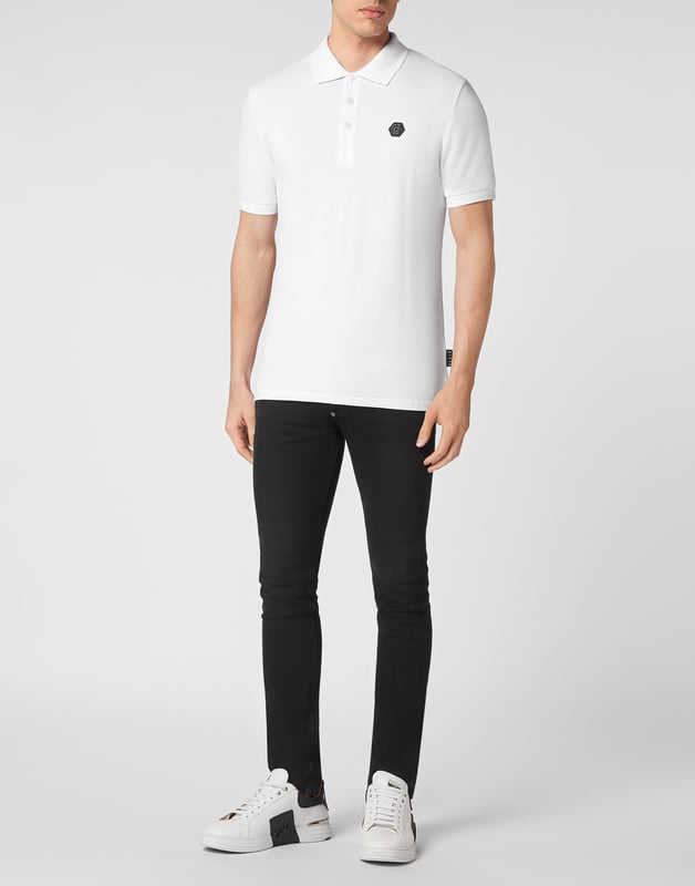 Entdecken Sie die Originalität dieses kurzärmeligen Poloshirts aus Baumwollpiqué, das mit dem ikonischen Totenkopf verziert ist.   Baumwoll-Piqué   Der ikonische barocke, strassbesetzte Skull-Print auf dem Rücken   PP-Sechseck auf einem aufgenähten Aufnäher aus Saffianleder auf der linken Brust   Knöpfe mit Logo   Kragen und Manschetten im Chevron-Rippstrick   Zwei Seitenschlitze