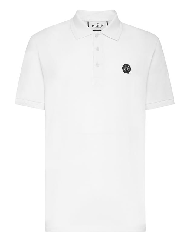 Entdecken Sie die Originalität dieses kurzärmeligen Poloshirts aus Baumwollpiqué, das mit dem ikonischen Totenkopf verziert ist.   Baumwoll-Piqué   Der ikonische barocke, strassbesetzte Skull-Print auf dem Rücken   PP-Sechseck auf einem aufgenähten Aufnäher aus Saffianleder auf der linken Brust   Knöpfe mit Logo   Kragen und Manschetten im Chevron-Rippstrick   Zwei Seitenschlitze