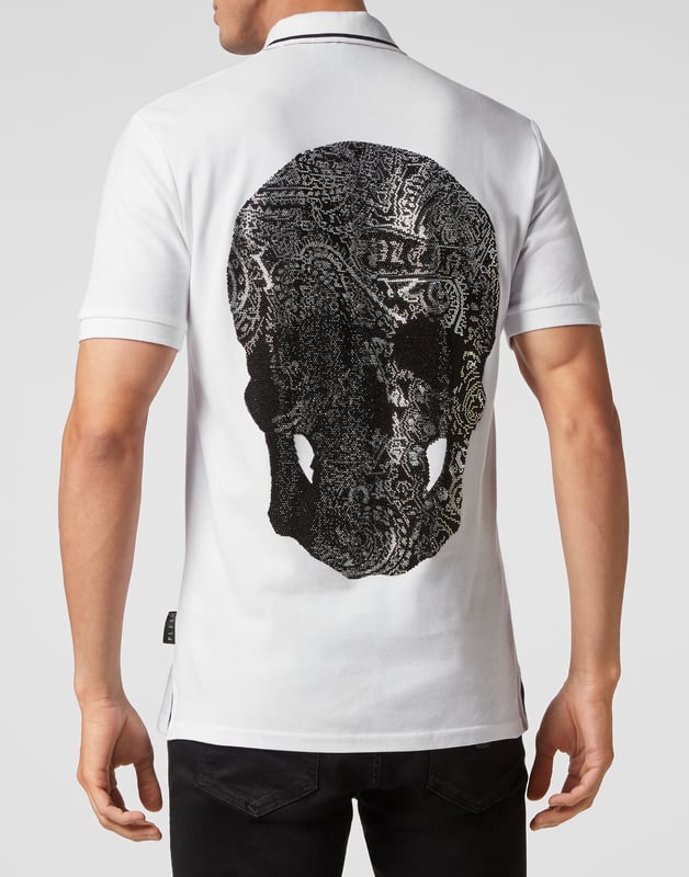 con cristales  Un clásico también puede tener un giro alternativo. Compruebe cómo hemos revolucionado el polo de piqué    Algodón piqué   La versión Paisley de la icónica calavera lleva pedrería en la espalda   Hexágono PP en un parche de cuero saffiano cosido en el pecho izquierdo   Cuello basculante   Cuello y puños de punto elástico   Dos aberturas laterales