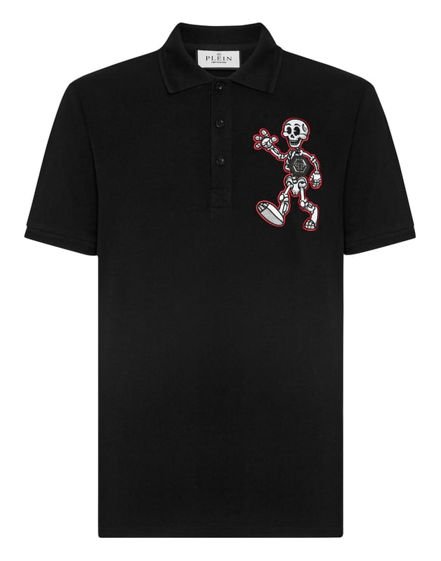 Ontdek de originaliteit van deze polo met korte mouwen, gemaakt van katoen piqué en versierd met origineel borduurwerk.   Katoen piqué   PP Hexagon op een saffiaan lederen patch genaaid op de linkerborst samen met een geborduurde patch van Skeleton, de nieuwe mascotte van dit seizoen   Gothic-stijl Merkopdruk en geborduurd op de rug   Knopen met logo   Chevron ribgebreide kraag en manchetten   Twee zijsplitten