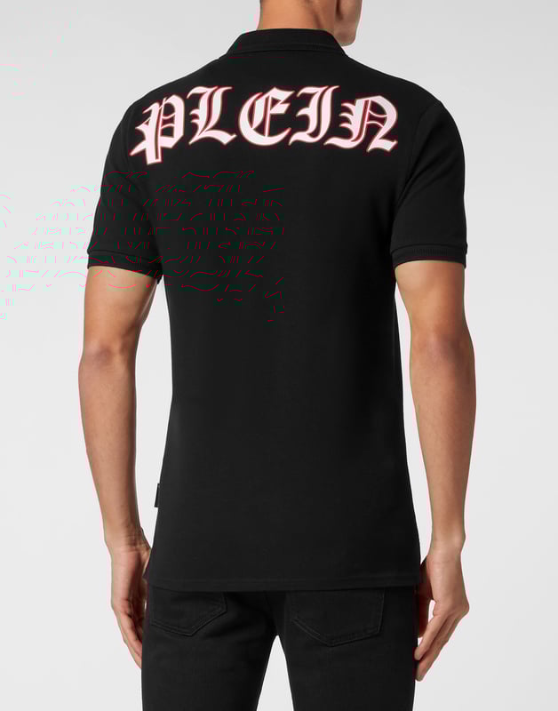 Ontdek de originaliteit van deze polo met korte mouwen, gemaakt van katoen piqué en versierd met origineel borduurwerk.   Katoen piqué   PP Hexagon op een saffiaan lederen patch genaaid op de linkerborst samen met een geborduurde patch van Skeleton, de nieuwe mascotte van dit seizoen   Gothic-stijl Merkopdruk en geborduurd op de rug   Knopen met logo   Chevron ribgebreide kraag en manchetten   Twee zijsplitten