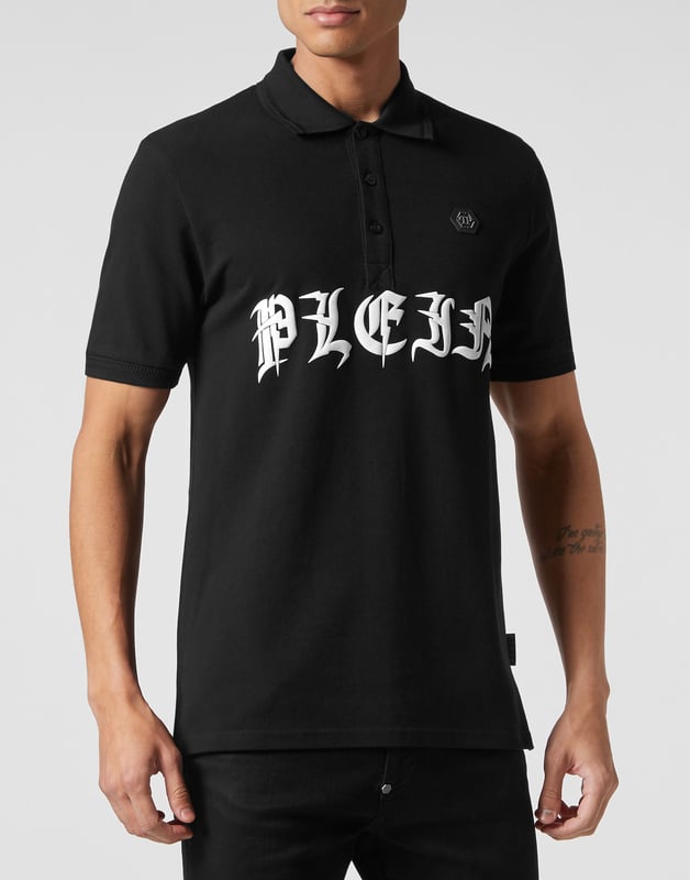 Een klassieke must-have: de katoenen piqué polo met korte mouwen.   Katoen piqué   The Brand print op de voorkant   PP Hexagon op een saffiaan lederen patch genaaid op de linkerborst   Knopen met logo   Chevron ribgebreide kraag en manchetten   Twee zijsplitten
