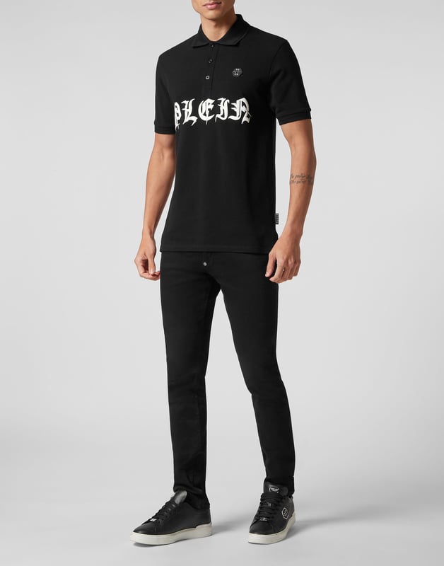 Een klassieke must-have: de katoenen piqué polo met korte mouwen.   Katoen piqué   The Brand print op de voorkant   PP Hexagon op een saffiaan lederen patch genaaid op de linkerborst   Knopen met logo   Chevron ribgebreide kraag en manchetten   Twee zijsplitten