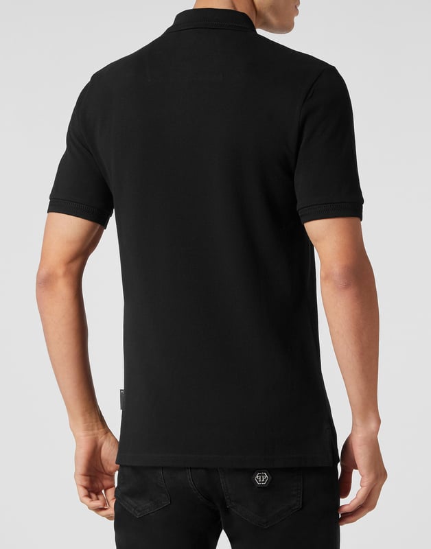 Een klassieke must-have: de katoenen piqué polo met korte mouwen.   Katoen piqué   The Brand print op de voorkant   PP Hexagon op een saffiaan lederen patch genaaid op de linkerborst   Knopen met logo   Chevron ribgebreide kraag en manchetten   Twee zijsplitten